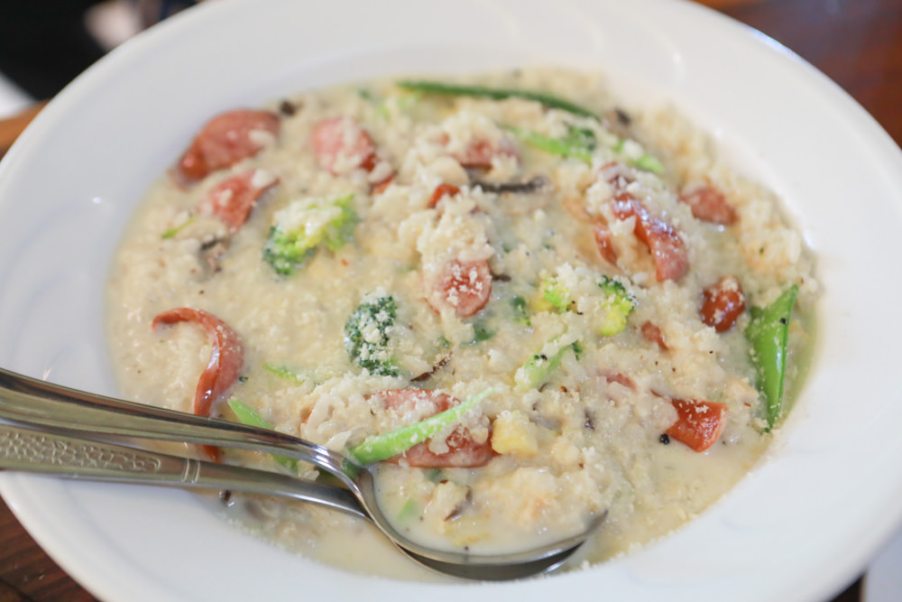 新北三芝美食｜三芝煙燻小棧 Smoky Inn。道地德國豬腳、德式香腸、寵物友善餐廳