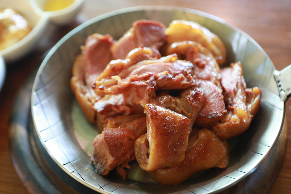 新北三芝美食｜三芝煙燻小棧 Smoky Inn。道地德國豬腳、德式香腸、寵物友善餐廳