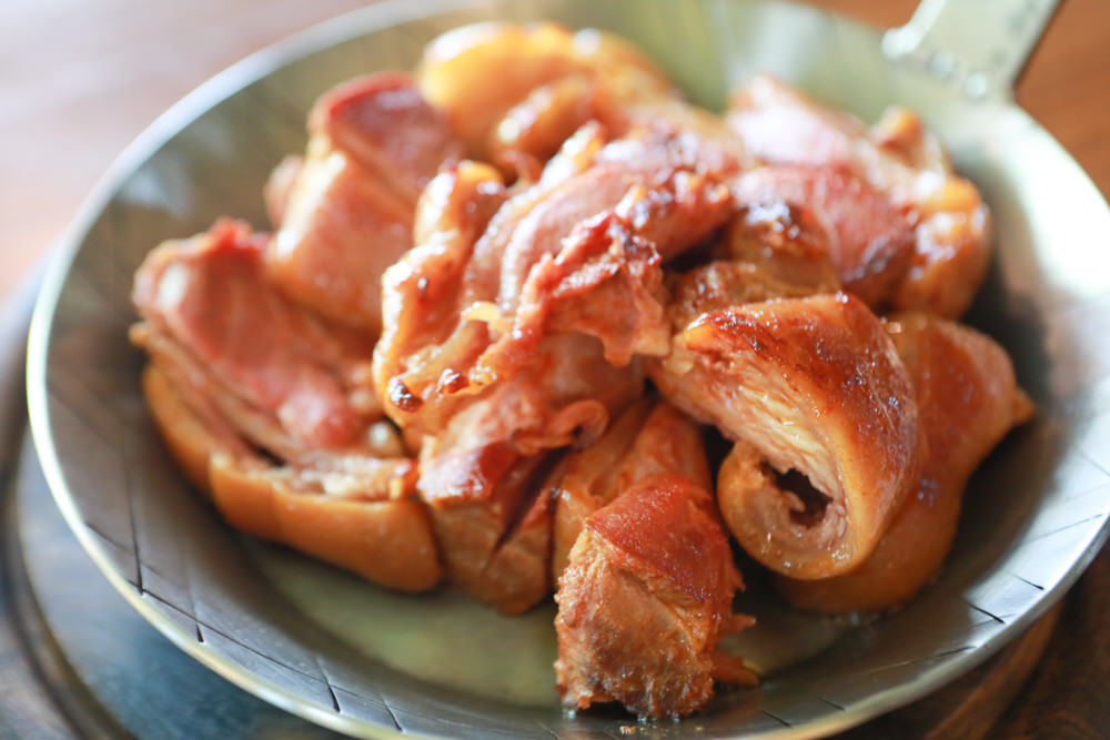 新北三芝美食｜三芝煙燻小棧 Smoky Inn。道地德國豬腳、德式香腸、寵物友善餐廳