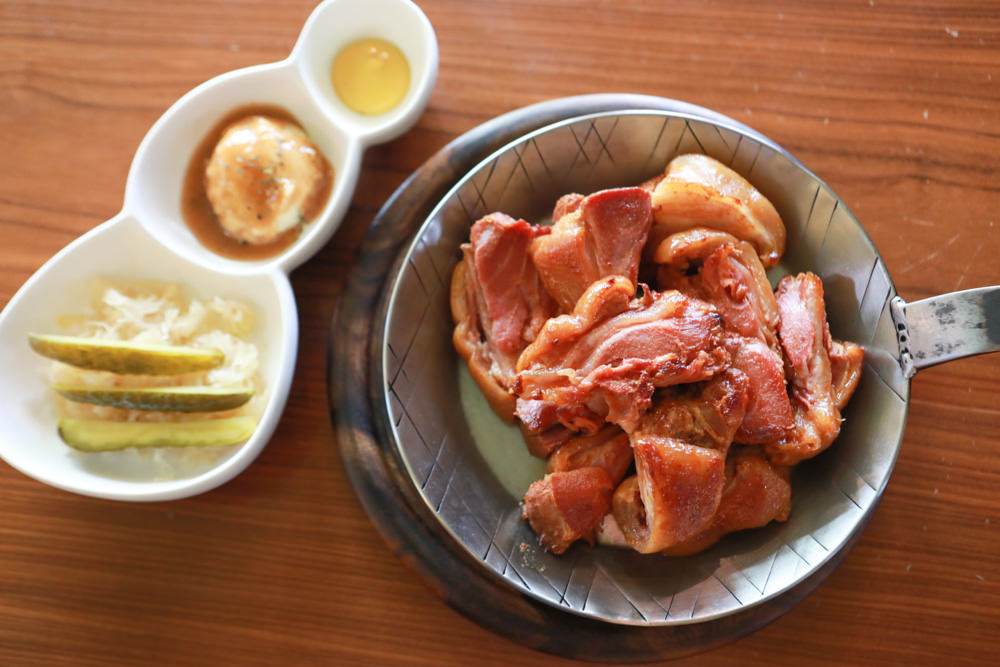 新北三芝美食｜三芝煙燻小棧 Smoky Inn。道地德國豬腳、德式香腸、寵物友善餐廳