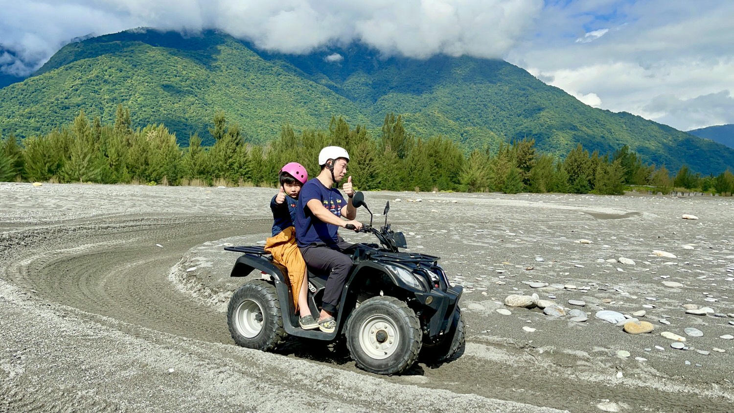 花蓮最夯特色活動｜熊哥海上天梯天空之鏡沙灘車。天空之鏡網美照、沙灘車飆沙、吉普車踏浪