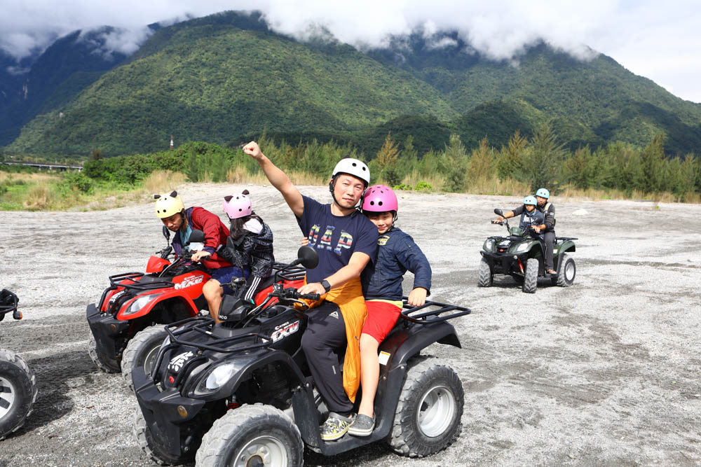 花蓮最夯特色活動｜熊哥海上天梯天空之鏡沙灘車。天空之鏡網美照、沙灘車飆沙、吉普車踏浪