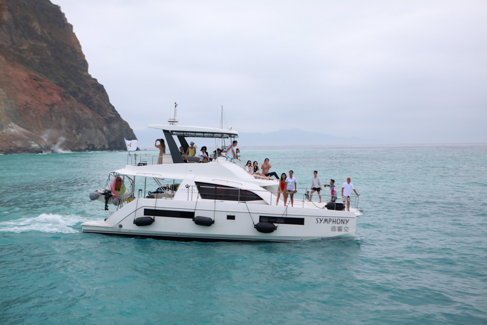 宜蘭頭城｜龜山島牛奶海。宜蘭牛奶海遊艇、SUP立槳體驗、超夢幻蒂芬尼藍的牛奶海絕美美景