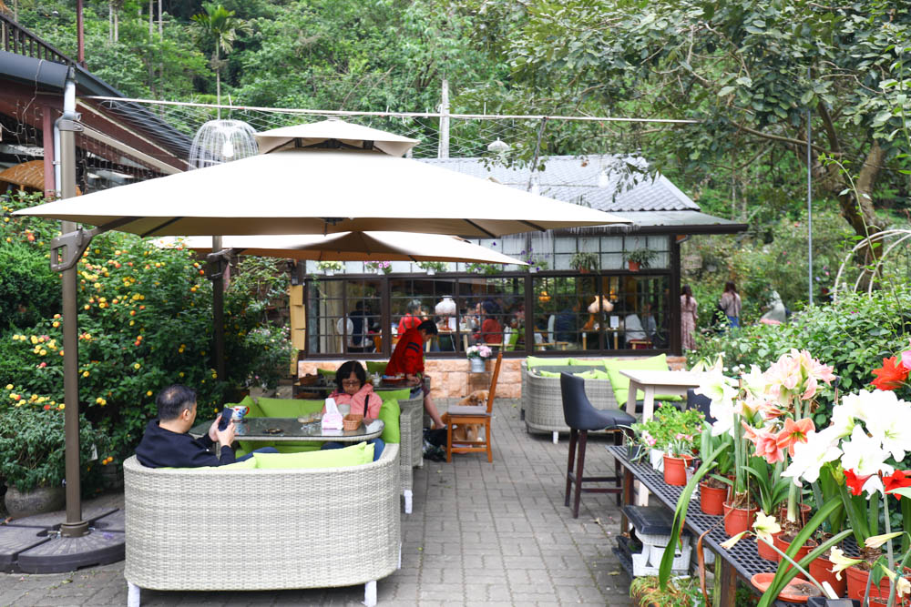 桃園大溪美食|Emmie的南法玫瑰園。森林絕美玻璃屋景觀餐廳、歐風花園、寵物友善餐廳 - 第15張圖 桃園大溪美食|Emmie的南法玫瑰園。森林絕美玻璃屋景觀餐廳、歐風花園、寵物友善餐廳