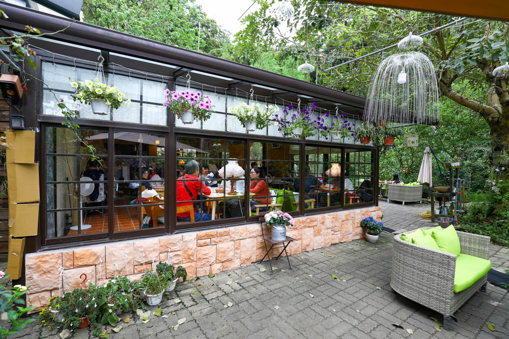 桃園大溪美食|Emmie的南法玫瑰園。森林絕美玻璃屋景觀餐廳、歐風花園、寵物友善餐廳 - 第13張圖 桃園大溪美食|Emmie的南法玫瑰園。森林絕美玻璃屋景觀餐廳、歐風花園、寵物友善餐廳