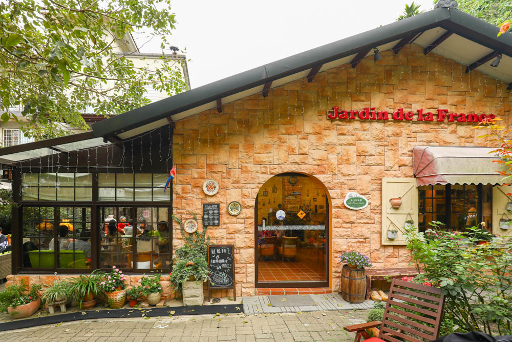 桃園大溪美食|Emmie的南法玫瑰園。森林絕美玻璃屋景觀餐廳、歐風花園、寵物友善餐廳 - 第4張圖 桃園大溪美食|Emmie的南法玫瑰園。森林絕美玻璃屋景觀餐廳、歐風花園、寵物友善餐廳