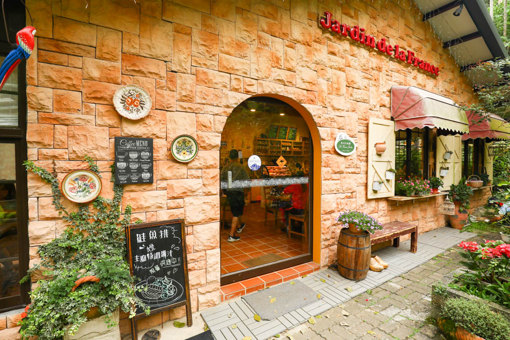 桃園大溪美食|Emmie的南法玫瑰園。森林絕美玻璃屋景觀餐廳、歐風花園、寵物友善餐廳 - 第5張圖 桃園大溪美食|Emmie的南法玫瑰園。森林絕美玻璃屋景觀餐廳、歐風花園、寵物友善餐廳