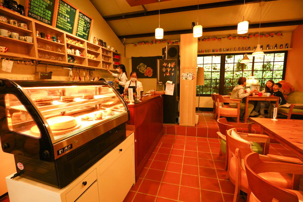 桃園大溪美食|Emmie的南法玫瑰園。森林絕美玻璃屋景觀餐廳、歐風花園、寵物友善餐廳 - 第7張圖 桃園大溪美食|Emmie的南法玫瑰園。森林絕美玻璃屋景觀餐廳、歐風花園、寵物友善餐廳