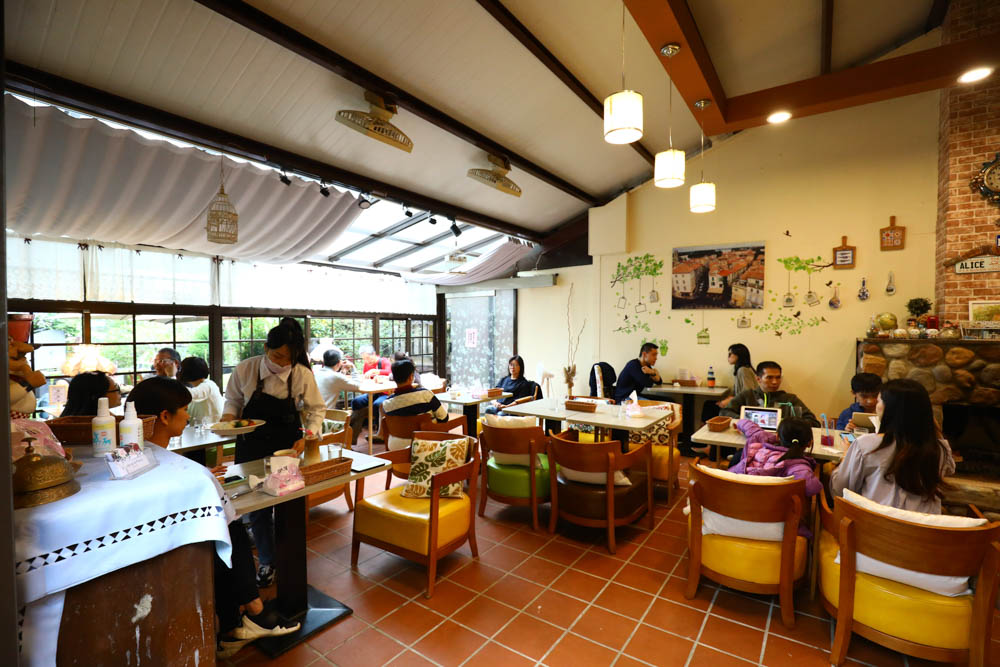 桃園大溪美食|Emmie的南法玫瑰園。森林絕美玻璃屋景觀餐廳、歐風花園、寵物友善餐廳 - 第11張圖 桃園大溪美食|Emmie的南法玫瑰園。森林絕美玻璃屋景觀餐廳、歐風花園、寵物友善餐廳