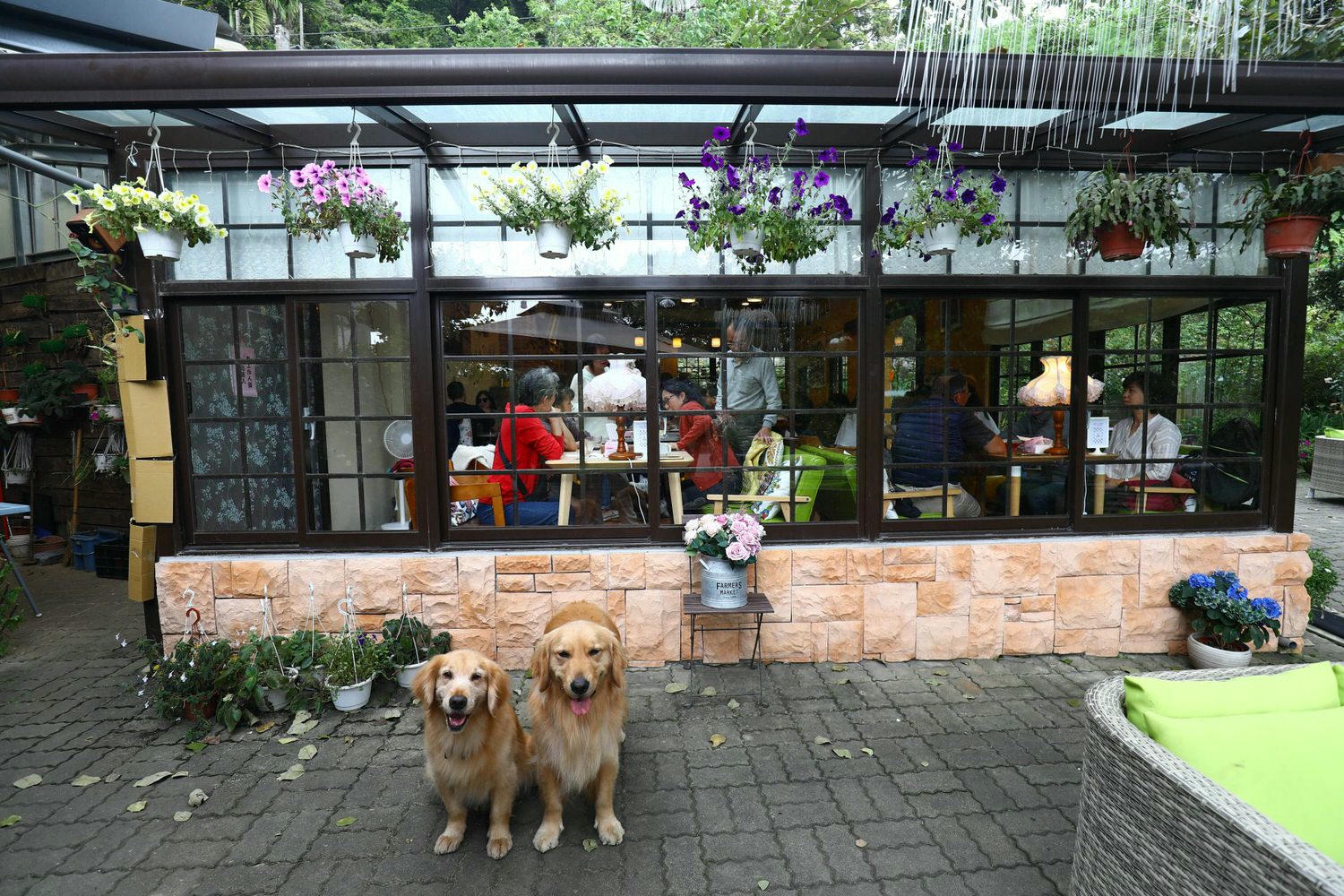 桃園大溪美食|Emmie的南法玫瑰園。森林絕美玻璃屋景觀餐廳、歐風花園、寵物友善餐廳 - 第3張圖 桃園大溪美食|Emmie的南法玫瑰園。森林絕美玻璃屋景觀餐廳、歐風花園、寵物友善餐廳