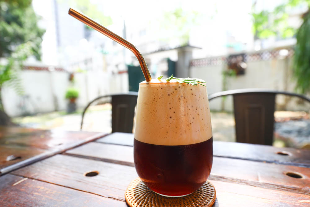 台北內湖美食｜琢手咖啡Caffè Le MANI 。早午餐、老宅咖啡廳、戶外庭院區可攜帶寵物
