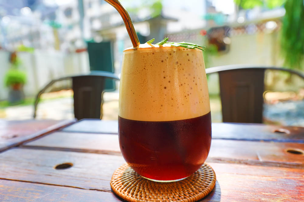 台北內湖美食｜琢手咖啡Caffè Le MANI 。早午餐、老宅咖啡廳、戶外庭院區可攜帶寵物