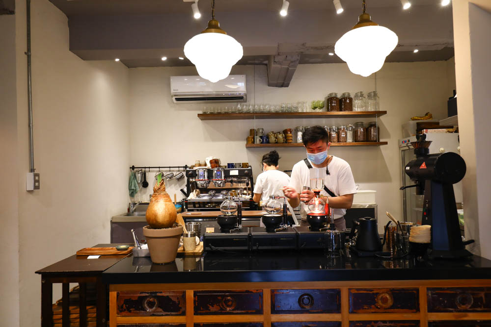 台北內湖美食｜琢手咖啡Caffè Le MANI 。早午餐、老宅咖啡廳、戶外庭院區可攜帶寵物