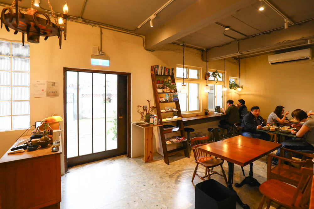 台北內湖美食｜琢手咖啡Caffè Le MANI 。早午餐、老宅咖啡廳、戶外庭院區可攜帶寵物