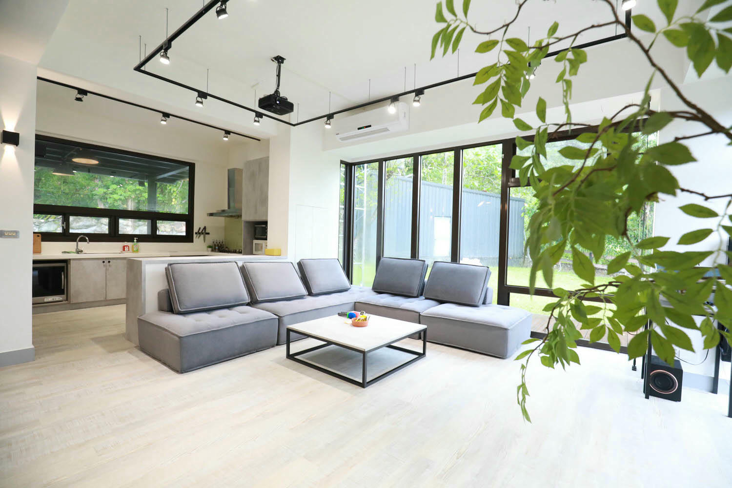 花蓮包棟泳池民宿|生活就是VILLA會館 I區。寵物友善、游泳池、大草皮、獨棟villa - 第4張圖 花蓮包棟泳池民宿|生活就是VILLA會館 I區。寵物友善、游泳池、大草皮、獨棟villa