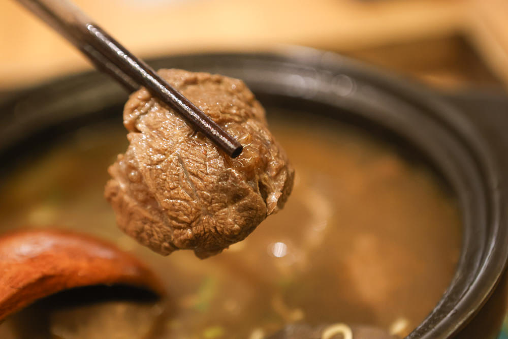 台北西門町美食｜發記麻辣火鍋西門旗艦店。寵物友善餐廳、一人獨享料多平價麻辣鍋、招待毛孩鮮食肉肉