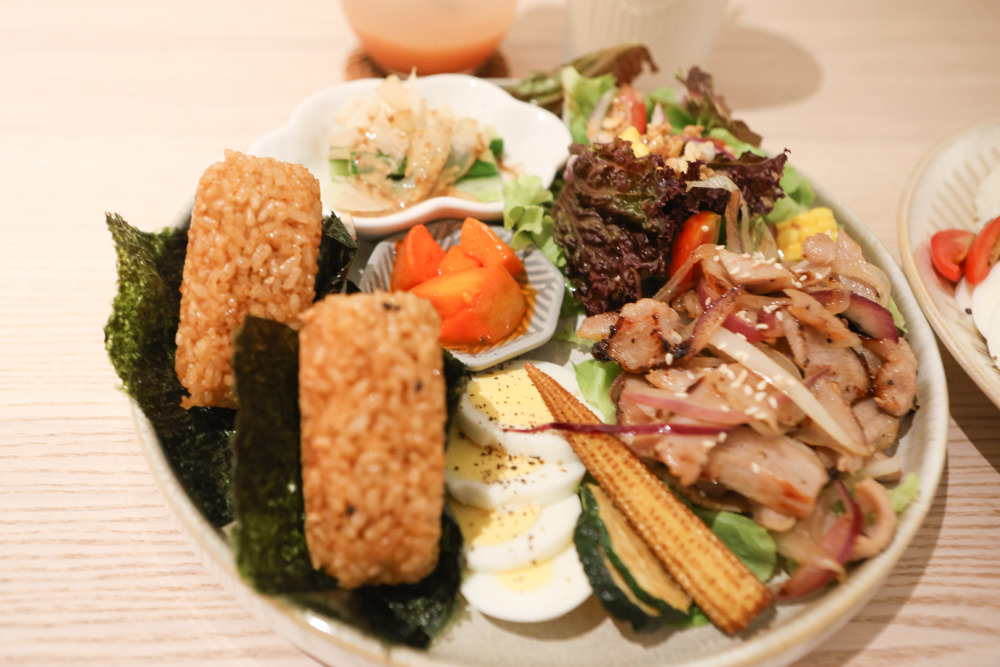 宜蘭羅東美食｜白旨咖啡。寵物友善餐廳、早午餐、羅東夜市附近、純白系質感咖啡廳！！