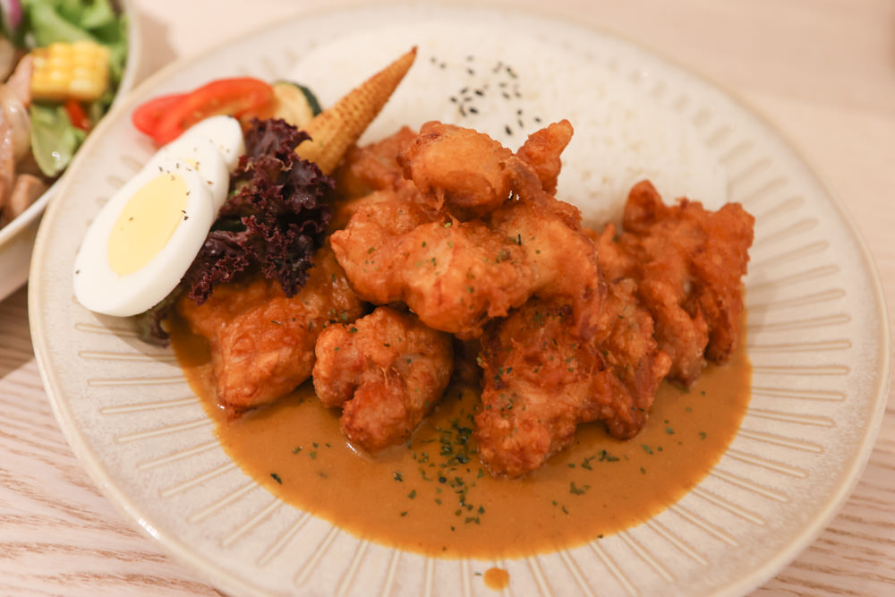 宜蘭羅東美食｜白旨咖啡。寵物友善餐廳、早午餐、羅東夜市附近、純白系質感咖啡廳！！