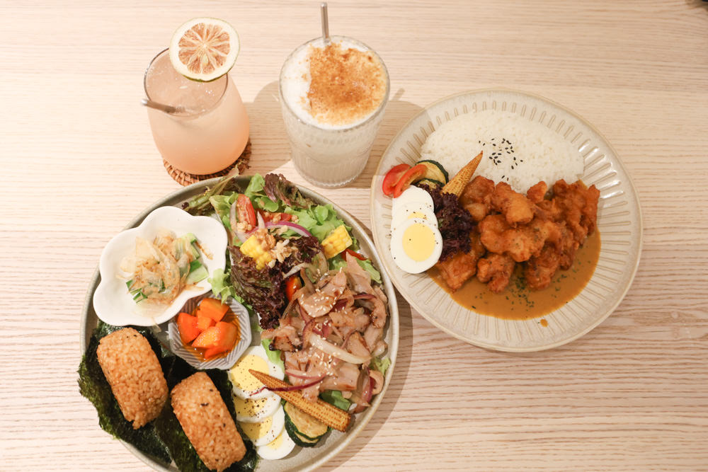 宜蘭羅東美食｜白旨咖啡。寵物友善餐廳、早午餐、羅東夜市附近、純白系質感咖啡廳！！