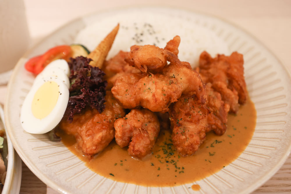 宜蘭羅東美食｜白旨咖啡。寵物友善餐廳、早午餐、羅東夜市附近、純白系質感咖啡廳！！