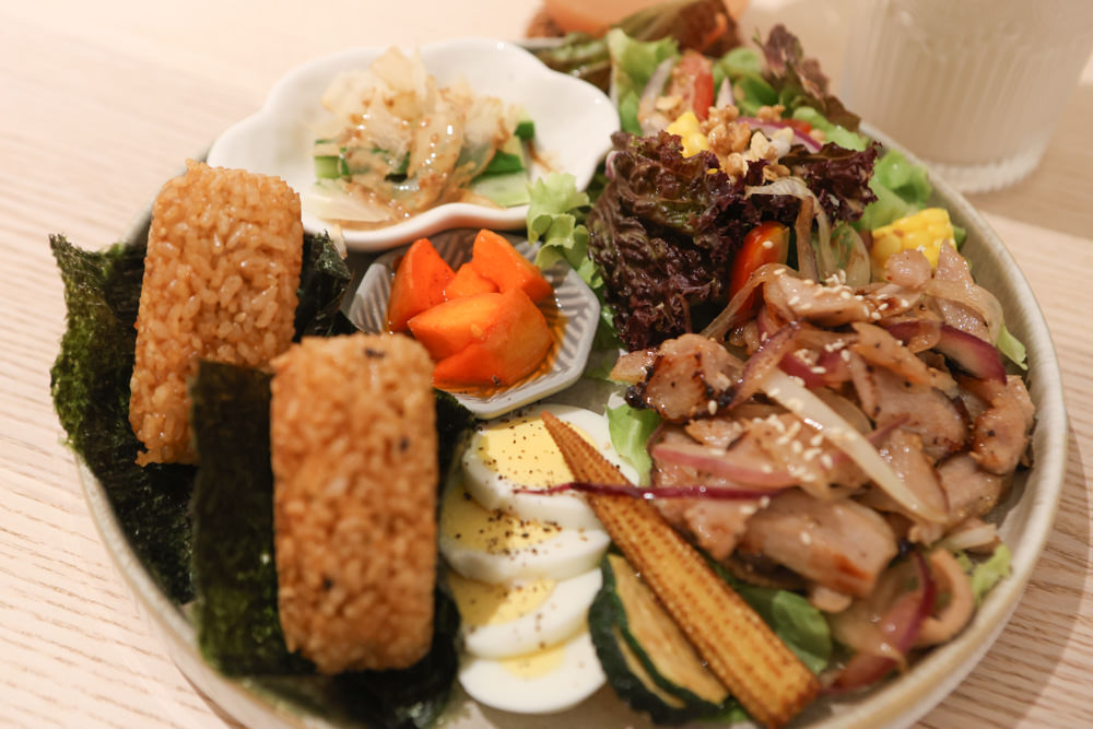 宜蘭羅東美食｜白旨咖啡。寵物友善餐廳、早午餐、羅東夜市附近、純白系質感咖啡廳！！