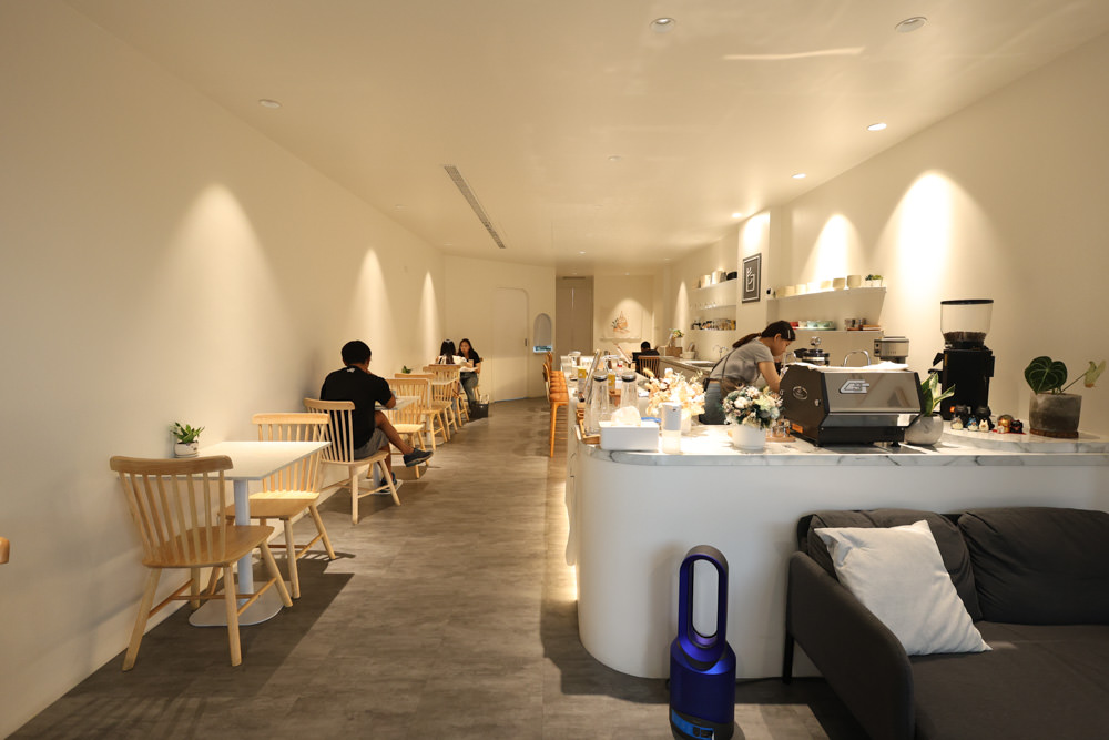 宜蘭羅東美食｜白旨咖啡。寵物友善餐廳、早午餐、羅東夜市附近、純白系質感咖啡廳！！
