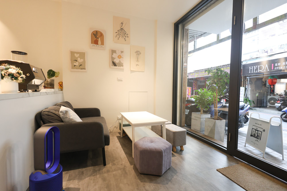 宜蘭羅東美食｜白旨咖啡。寵物友善餐廳、早午餐、羅東夜市附近、純白系質感咖啡廳！！