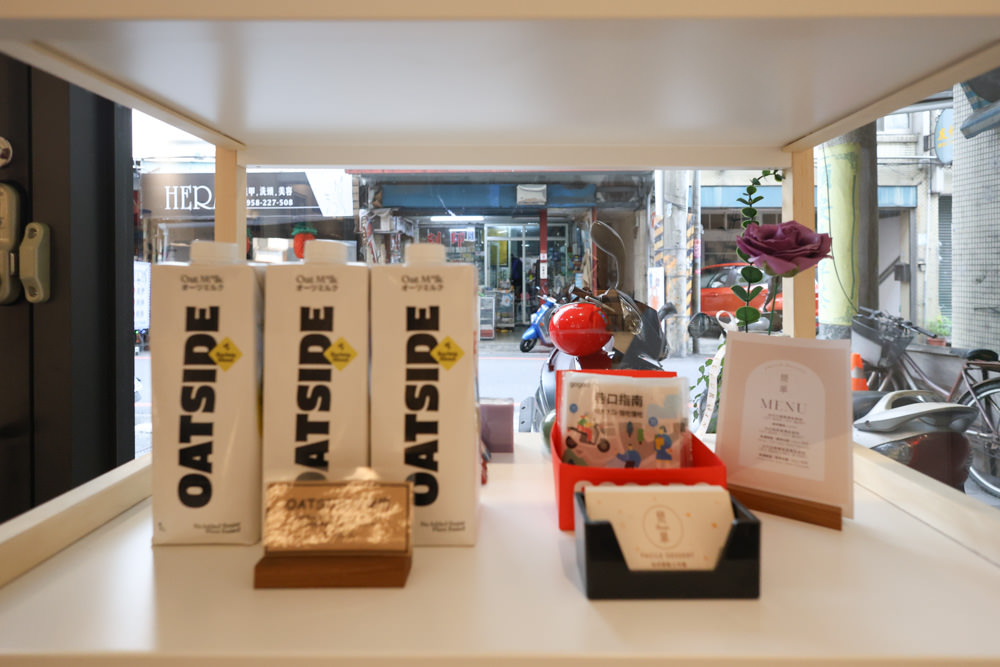 宜蘭羅東美食｜白旨咖啡。寵物友善餐廳、早午餐、羅東夜市附近、純白系質感咖啡廳！！