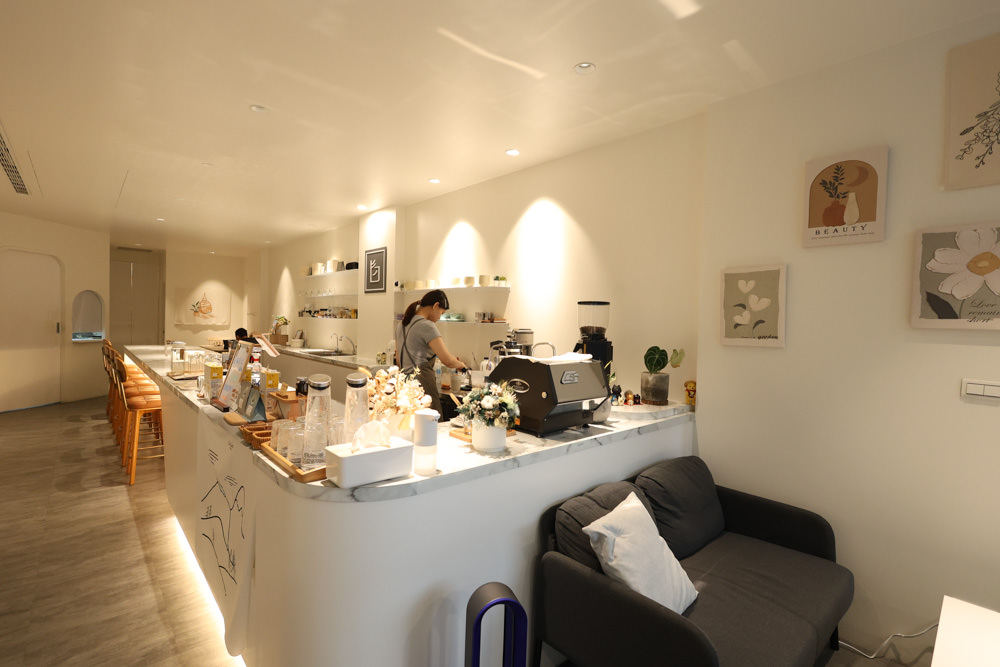 宜蘭羅東美食｜白旨咖啡。寵物友善餐廳、早午餐、羅東夜市附近、純白系質感咖啡廳！！