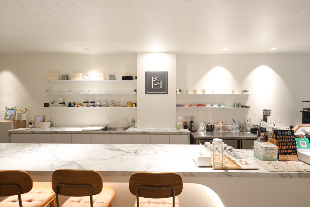 宜蘭羅東美食｜白旨咖啡。寵物友善餐廳、早午餐、羅東夜市附近、純白系質感咖啡廳！！