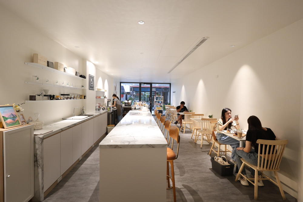 宜蘭羅東美食｜白旨咖啡。寵物友善餐廳、早午餐、羅東夜市附近、純白系質感咖啡廳！！