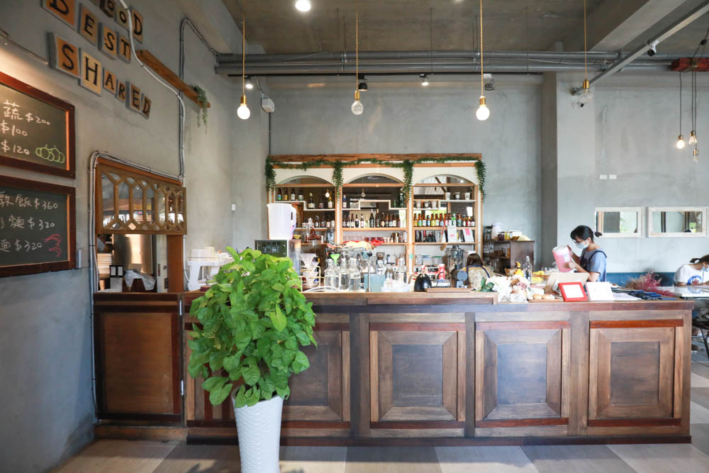 宜蘭礁溪美食｜奶油麵包礁溪旗艦店。歐風早午餐、寵物友善、烘焙鬆鬆奶油麵包必買！