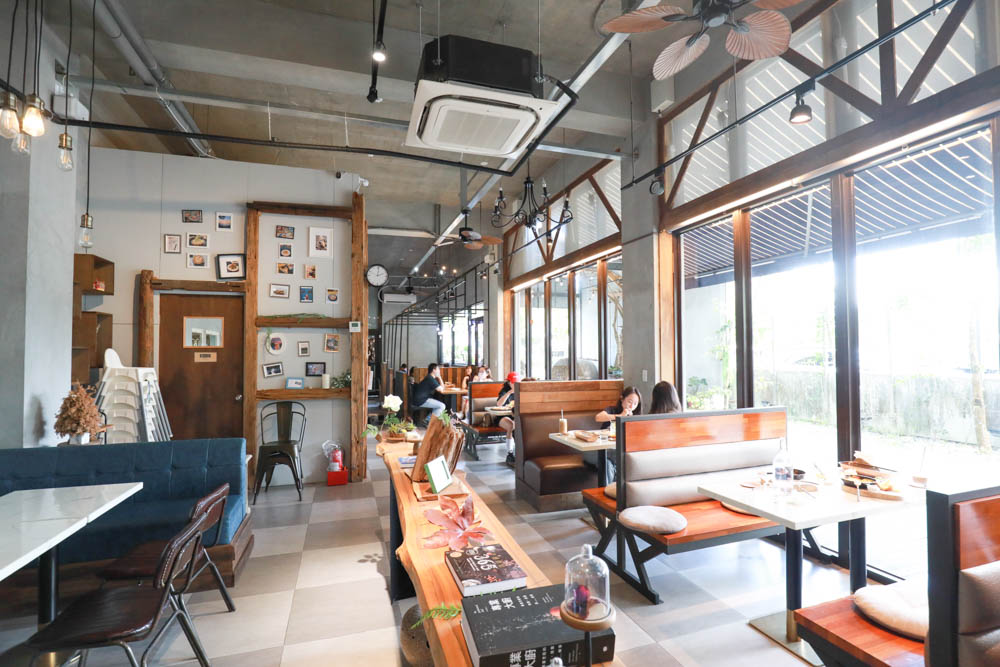 宜蘭礁溪美食｜奶油麵包礁溪旗艦店。歐風早午餐、寵物友善、烘焙鬆鬆奶油麵包必買！