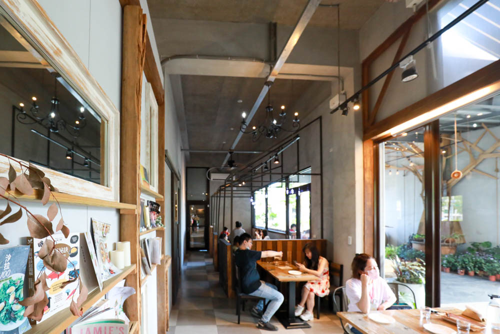 宜蘭礁溪美食｜奶油麵包礁溪旗艦店。歐風早午餐、寵物友善、烘焙鬆鬆奶油麵包必買！