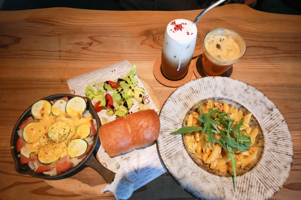 宜蘭礁溪美食｜奶油麵包礁溪旗艦店。歐風早午餐、寵物友善、烘焙鬆鬆奶油麵包必買！