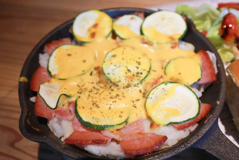 宜蘭礁溪美食｜奶油麵包礁溪旗艦店。歐風早午餐、寵物友善、烘焙鬆鬆奶油麵包必買！