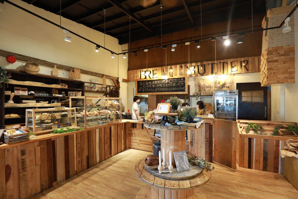 宜蘭礁溪美食｜奶油麵包礁溪旗艦店。歐風早午餐、寵物友善、烘焙鬆鬆奶油麵包必買！