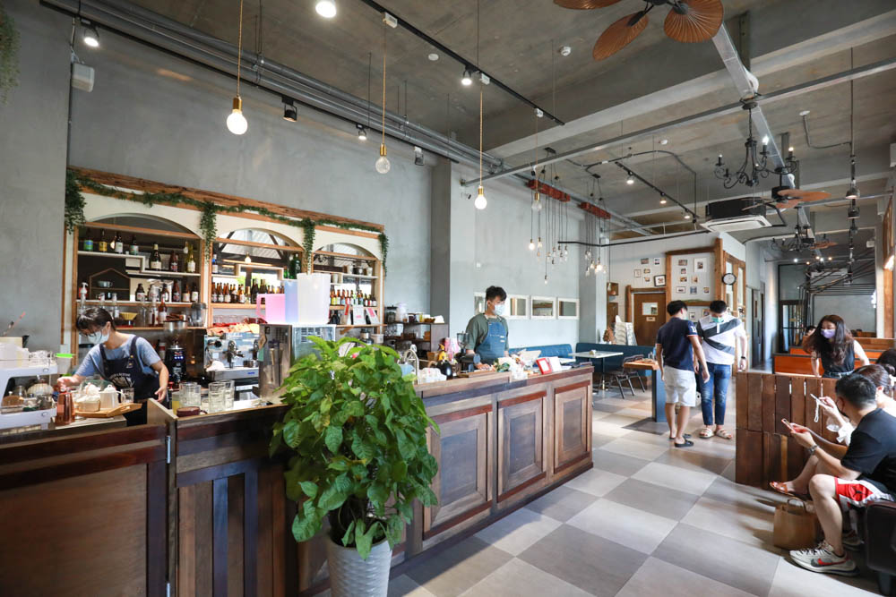 宜蘭礁溪美食｜奶油麵包礁溪旗艦店。歐風早午餐、寵物友善、烘焙鬆鬆奶油麵包必買！