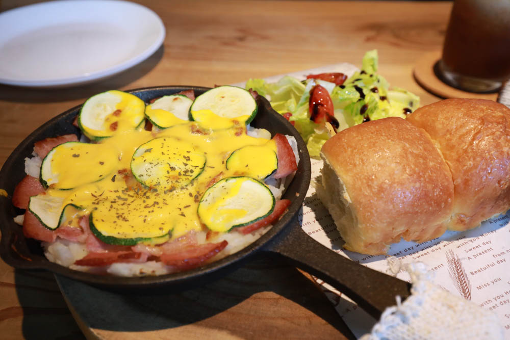 宜蘭礁溪美食｜奶油麵包礁溪旗艦店。歐風早午餐、寵物友善、烘焙鬆鬆奶油麵包必買！