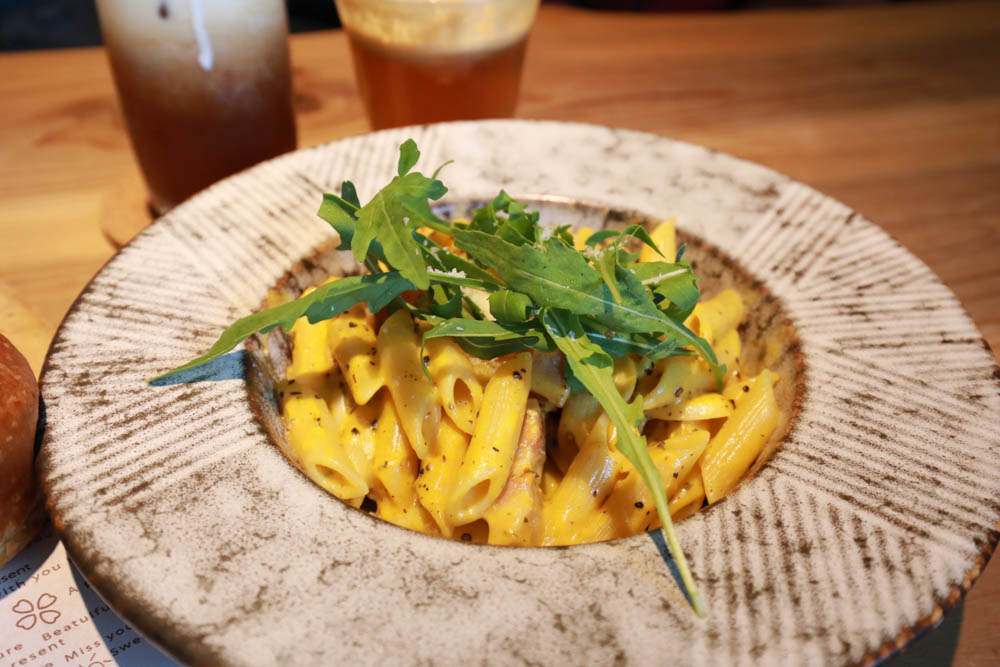 宜蘭礁溪美食｜奶油麵包礁溪旗艦店。歐風早午餐、寵物友善、烘焙鬆鬆奶油麵包必買！