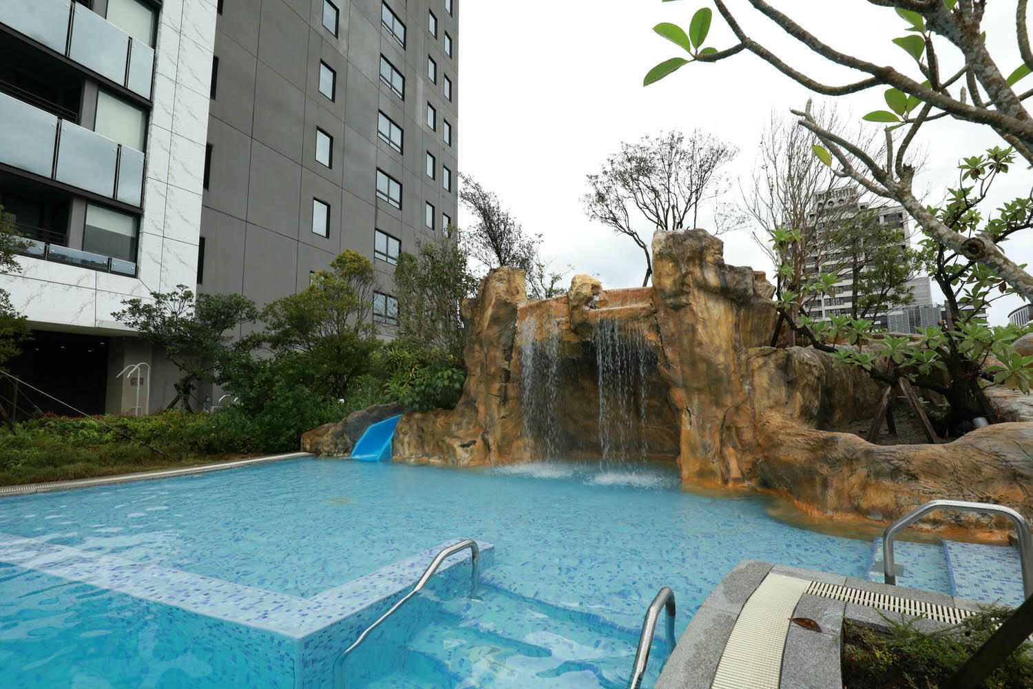 宜蘭礁溪溫泉飯店推薦｜礁溪寒沐酒店。宜蘭親子飯店首選、寵沐苑寵物旅館、滑水道泳池、兒童遊樂區、電競室、賽車道、溫泉SPA