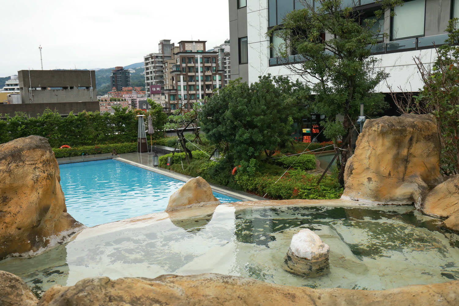 宜蘭礁溪溫泉飯店推薦｜礁溪寒沐酒店。宜蘭親子飯店首選、寵沐苑寵物旅館、滑水道泳池、兒童遊樂區、電競室、賽車道、溫泉SPA