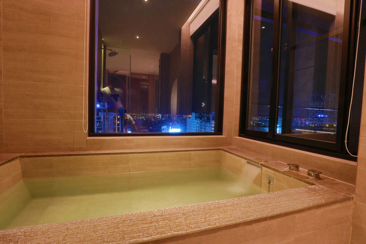 宜蘭礁溪溫泉飯店推薦｜礁溪寒沐酒店。宜蘭親子飯店首選、寵沐苑寵物旅館、滑水道泳池、兒童遊樂區、電競室、賽車道、溫泉SPA