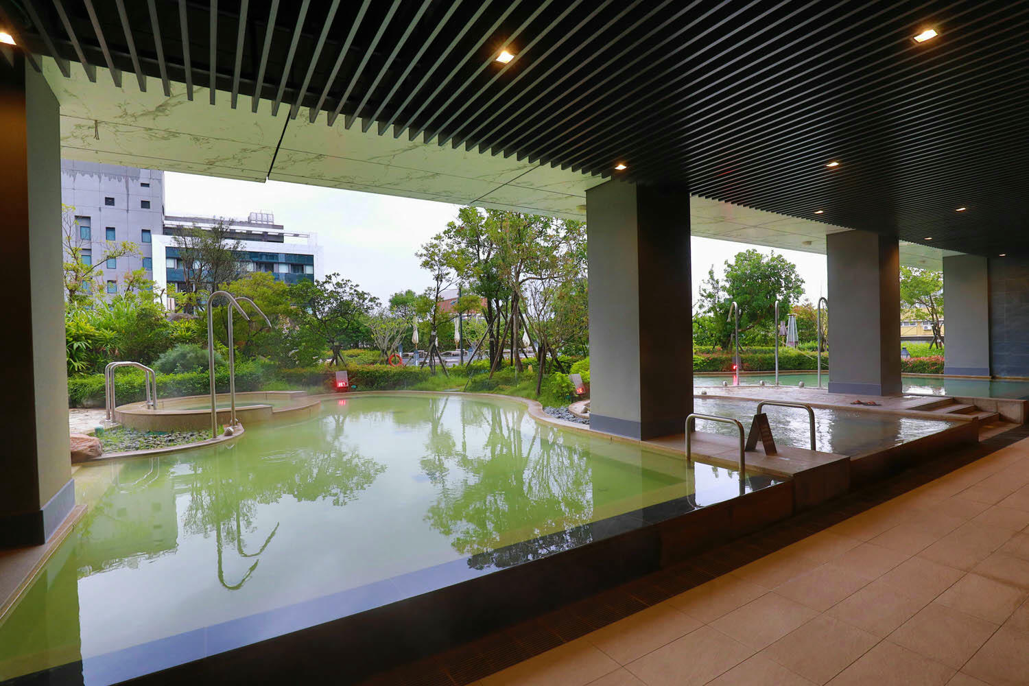 宜蘭礁溪溫泉飯店推薦｜礁溪寒沐酒店。宜蘭親子飯店首選、寵沐苑寵物旅館、滑水道泳池、兒童遊樂區、電競室、賽車道、溫泉SPA