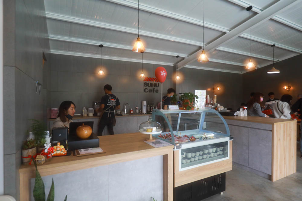 苗栗大湖|紅色琉璃瓦草莓園 & suhu cafe。寵物友善高架草莓園、網美系咖啡廳、每日新鮮限定草莓千層! - 第15張圖 苗栗大湖|紅色琉璃瓦草莓園 & suhu cafe。寵物友善高架草莓園、網美系咖啡廳、每日新鮮限定草莓千層!
