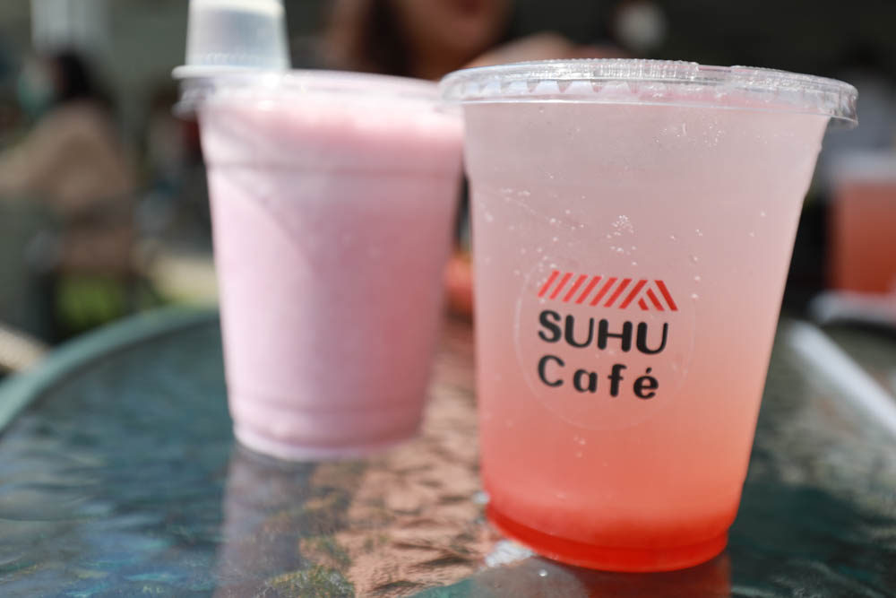 苗栗大湖|紅色琉璃瓦草莓園 & suhu cafe。寵物友善高架草莓園、網美系咖啡廳、每日新鮮限定草莓千層! - 第33張圖 苗栗大湖|紅色琉璃瓦草莓園 & suhu cafe。寵物友善高架草莓園、網美系咖啡廳、每日新鮮限定草莓千層!