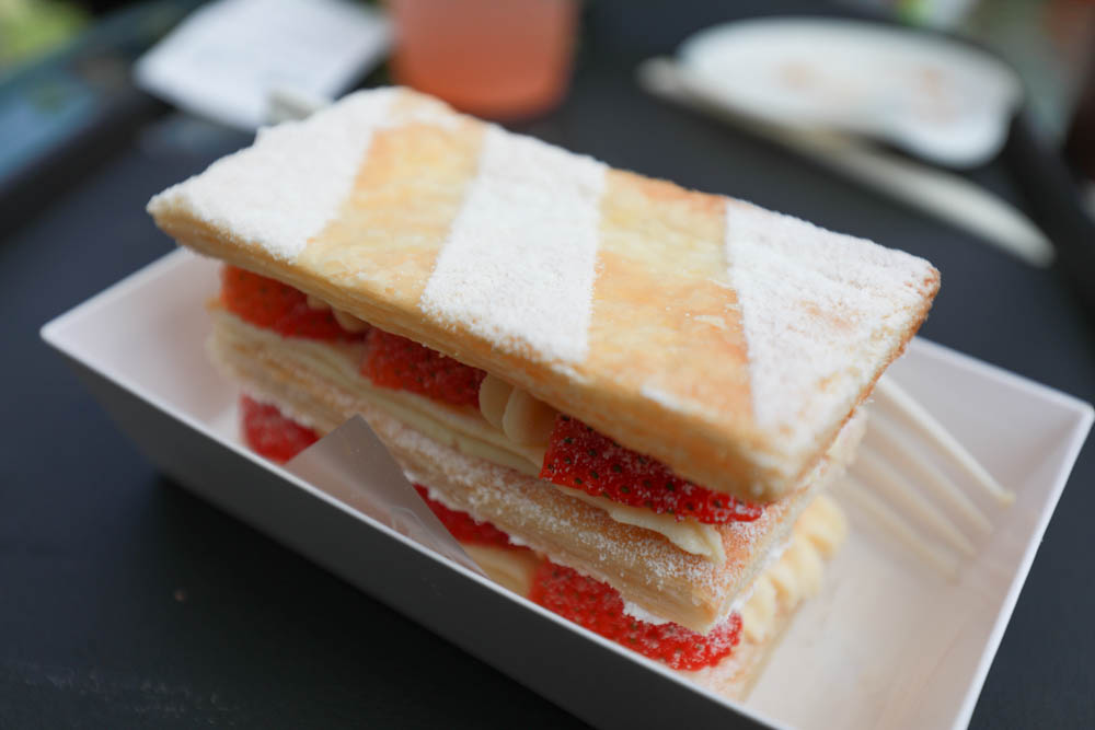 苗栗大湖|紅色琉璃瓦草莓園 & suhu cafe。寵物友善高架草莓園、網美系咖啡廳、每日新鮮限定草莓千層! - 第32張圖 苗栗大湖|紅色琉璃瓦草莓園 & suhu cafe。寵物友善高架草莓園、網美系咖啡廳、每日新鮮限定草莓千層!