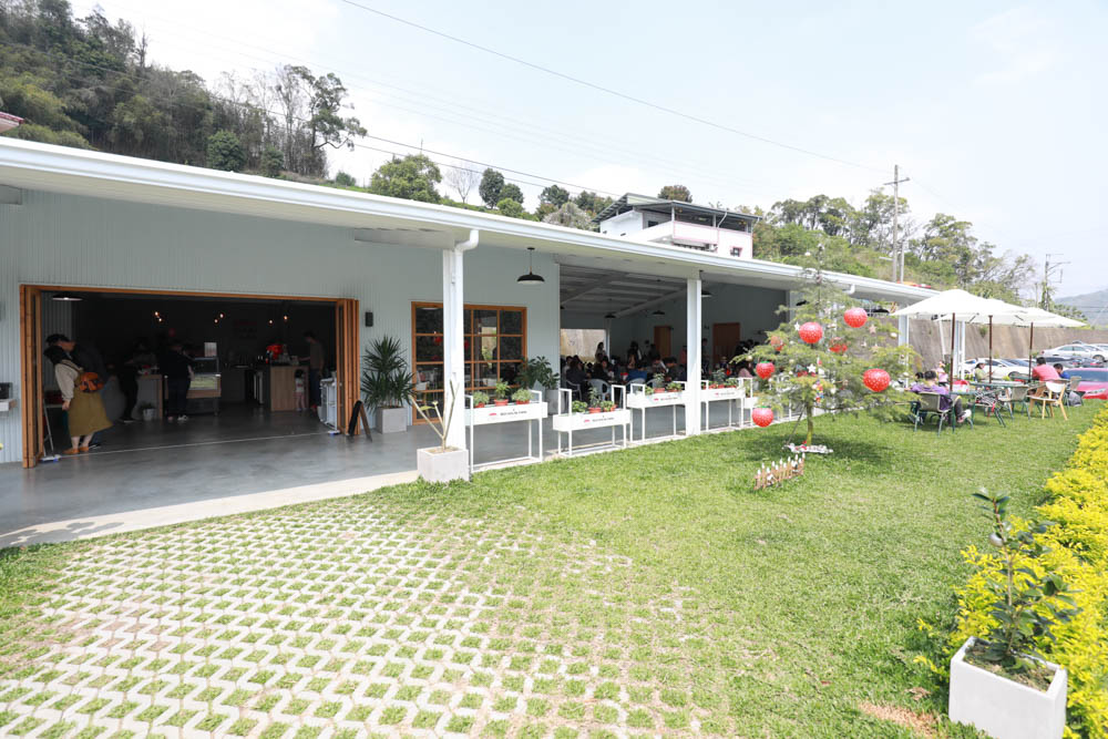 苗栗大湖｜紅色琉璃瓦草莓園 & suhu cafe。寵物友善高架草莓園、網美系咖啡廳、每日新鮮限定草莓千層！