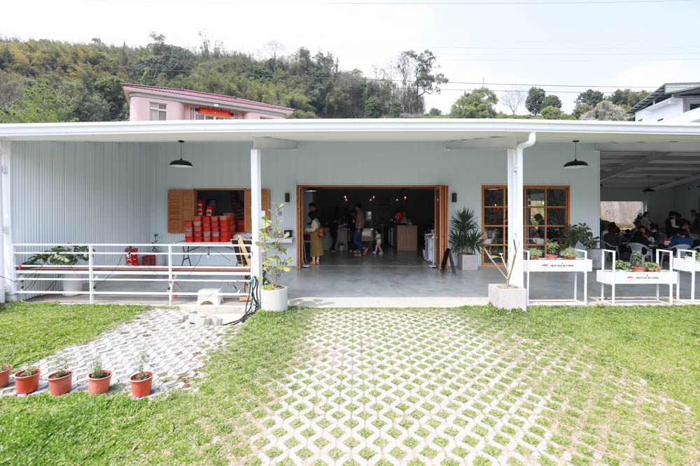 苗栗大湖|紅色琉璃瓦草莓園 & suhu cafe。寵物友善高架草莓園、網美系咖啡廳、每日新鮮限定草莓千層! - 第7張圖 苗栗大湖|紅色琉璃瓦草莓園 & suhu cafe。寵物友善高架草莓園、網美系咖啡廳、每日新鮮限定草莓千層!