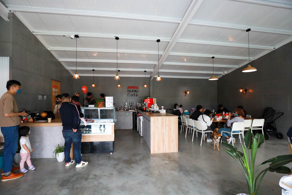 苗栗大湖|紅色琉璃瓦草莓園 & suhu cafe。寵物友善高架草莓園、網美系咖啡廳、每日新鮮限定草莓千層! - 第14張圖 苗栗大湖|紅色琉璃瓦草莓園 & suhu cafe。寵物友善高架草莓園、網美系咖啡廳、每日新鮮限定草莓千層!